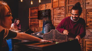 Zwei Personen beim gemeinsamen Spiel