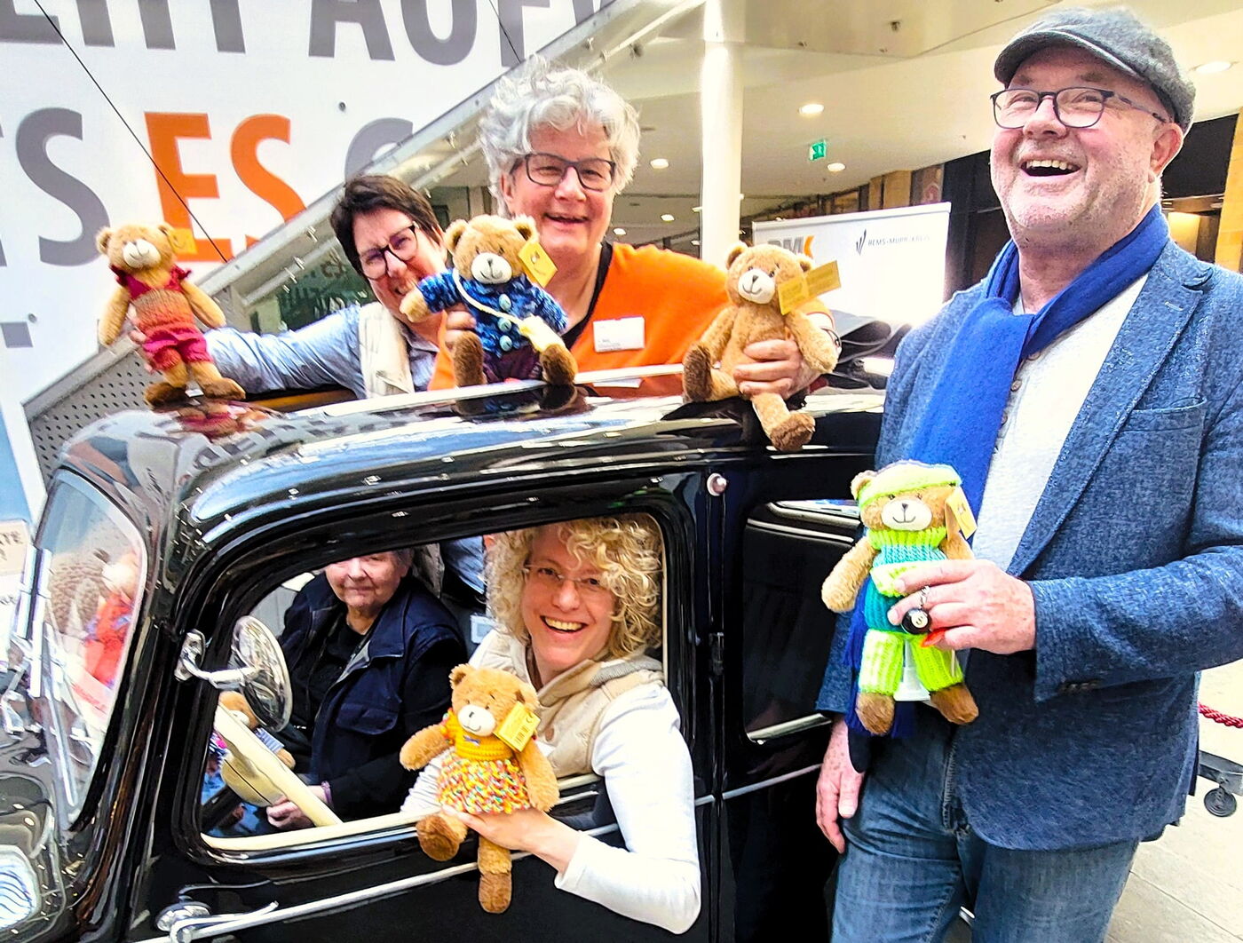 Hoffnungsbären im Oldtimer