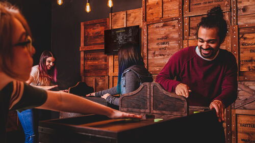 Zwei Personen beim gemeinsamen Spiel